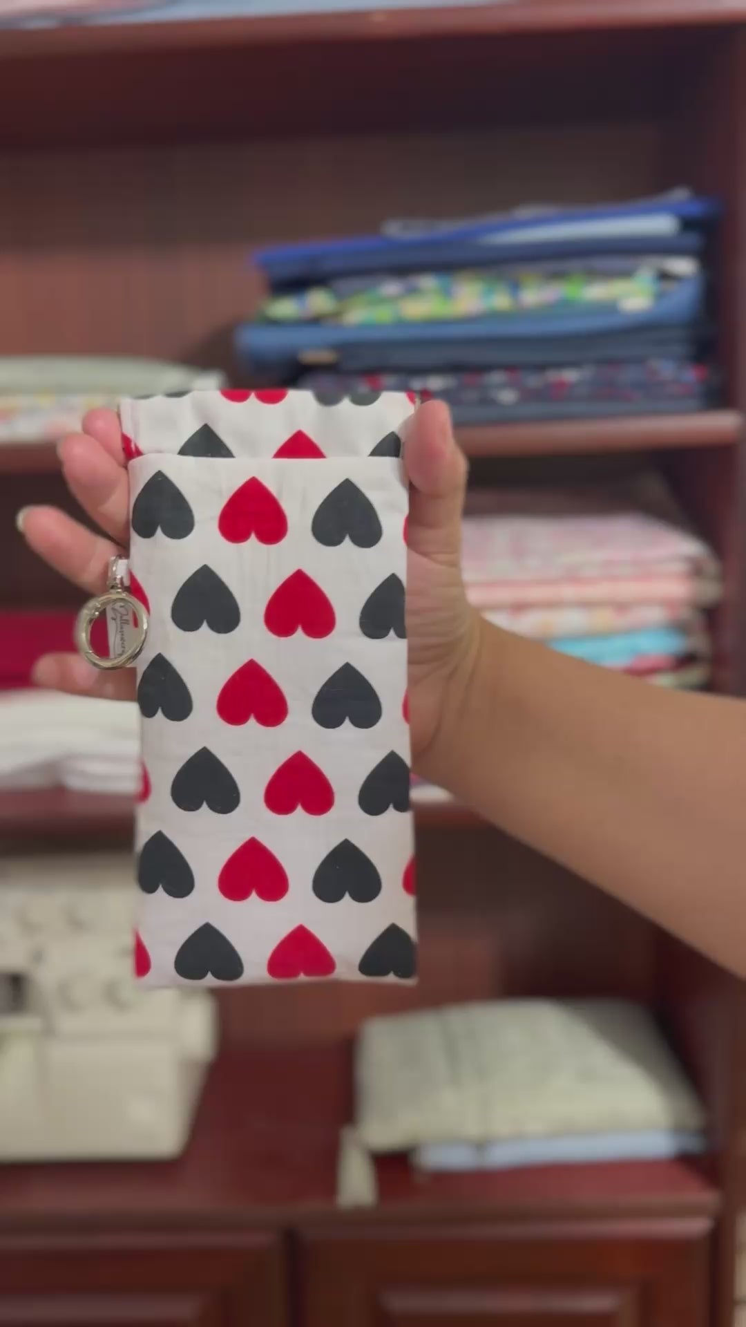 Sunglass Case Flexi Frame - Queen Hearts
